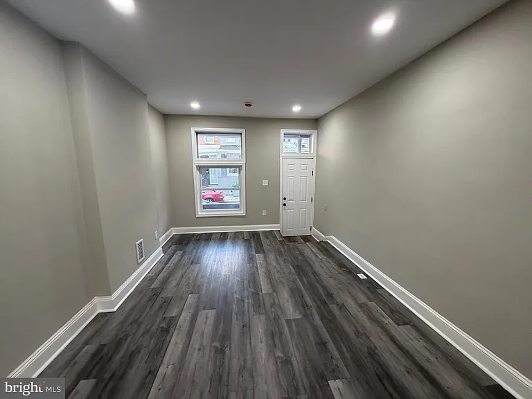 718 N Curley St — Photo 2