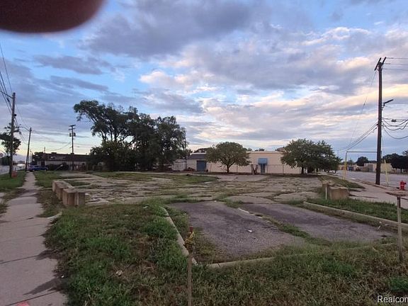 3rd image of 23060 Groesbeck Hwy