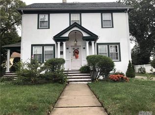 429 Dover St, Westbury, NY 11590