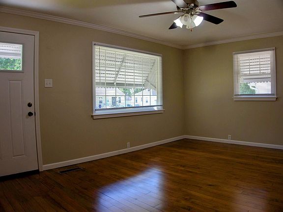 5th image of 1136 E Chandler Ave