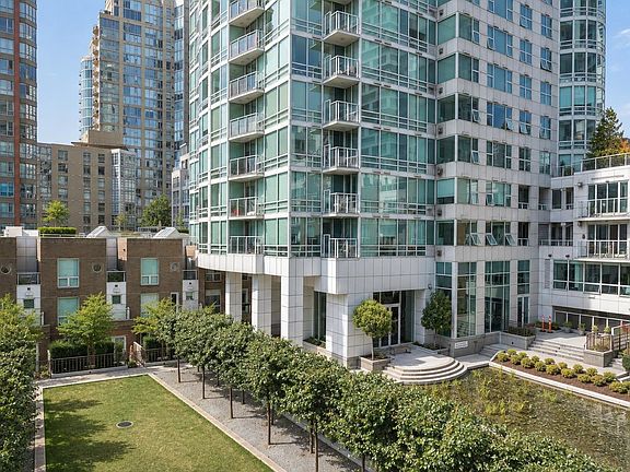 5th image of 1501 Howe St #404