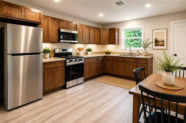 2402 Pelican St — Photo 2