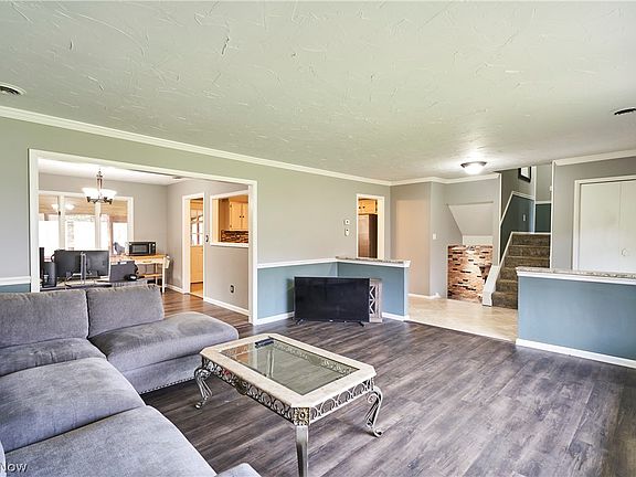 4th image of 8585 Carmichael Dr