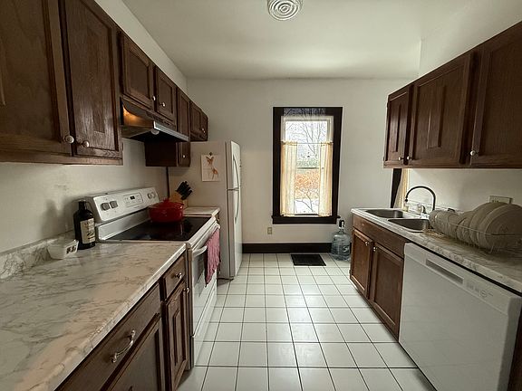 3rd image of 164 Fair St #1