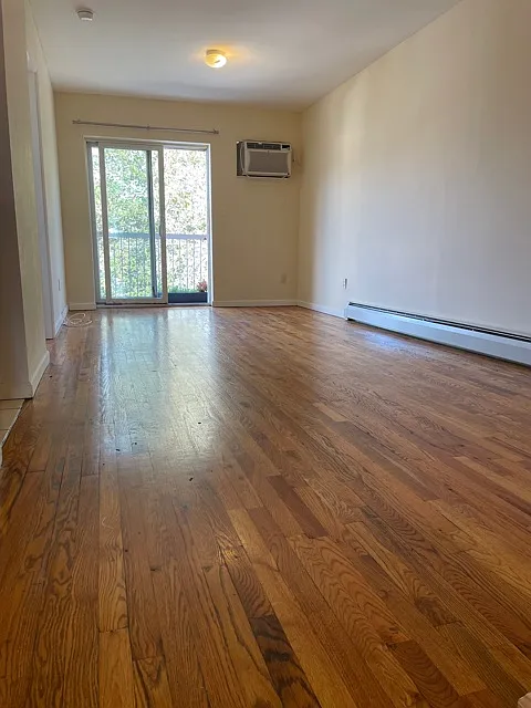 3 bed, 1200 sqft, $3,300 — Photo 2