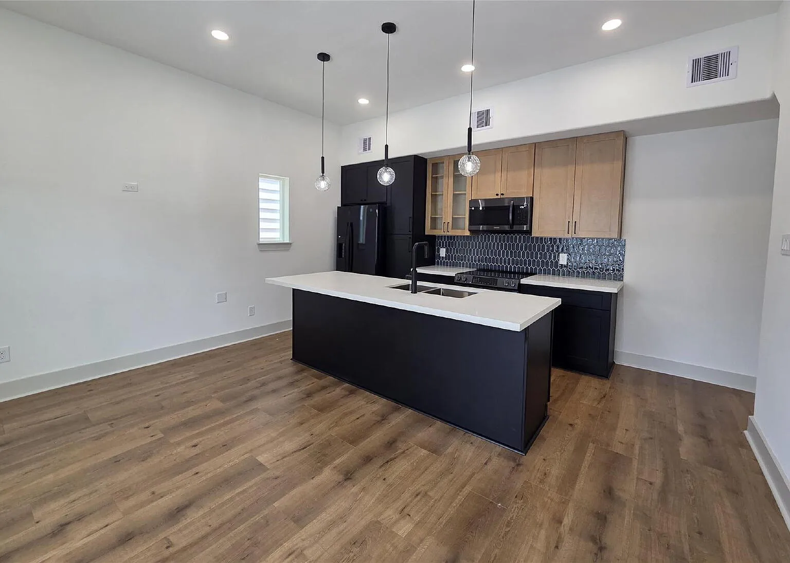 3 bed, 2.0 bath, 1140 sqft, $1,800 — Photo 3