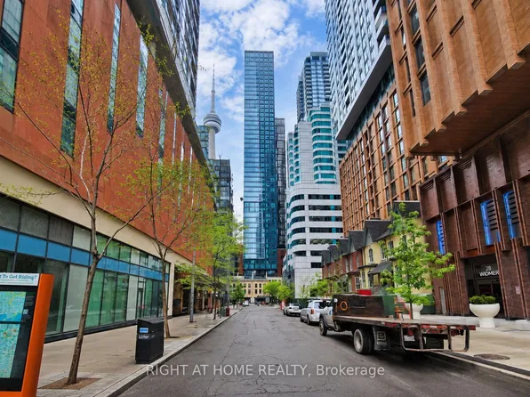 327 King St W #1505, Toronto, ON M5V 1J5