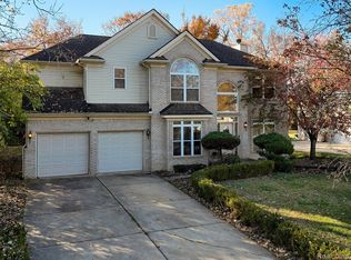 25051 Edgemont Dr, Southfield, MI 48033