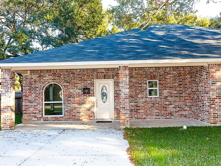 507 E Foley St — Photo 23