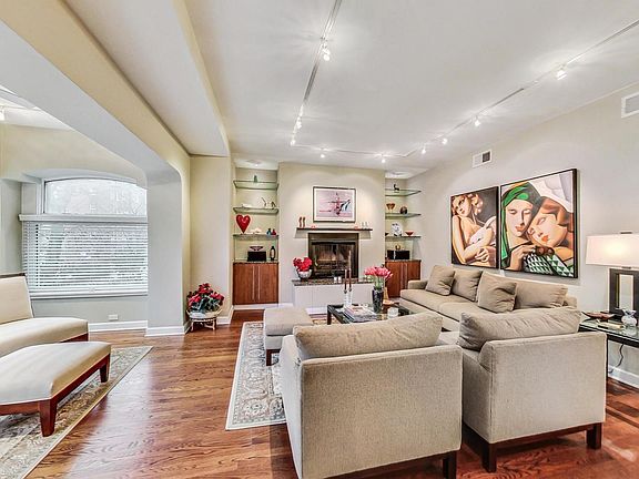 3rd image of 916 W Carmen Ave #2W