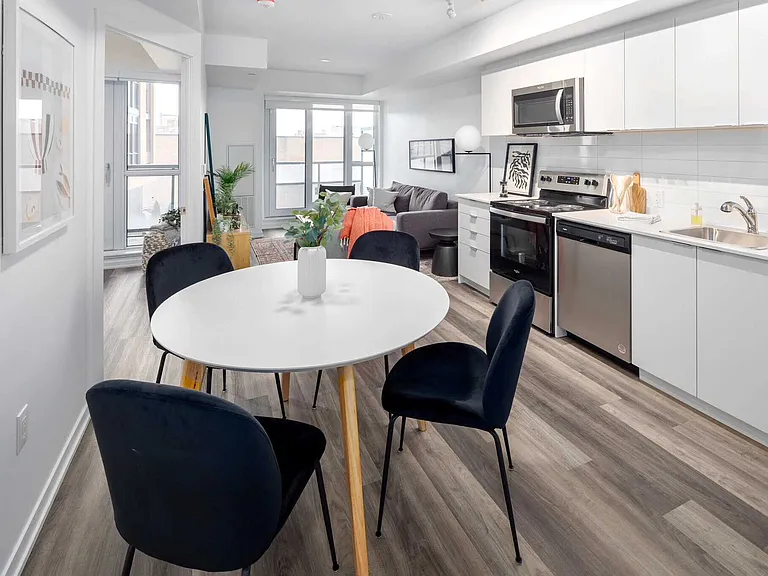 2376 Dundas St W — Photo 19