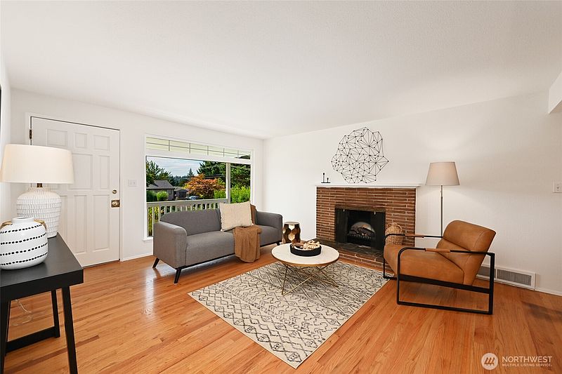 5th image of 922 NE 150th Street