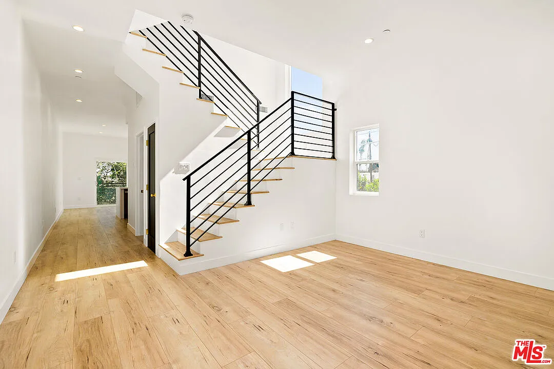 3 bed, 2.5 bath, 1800 sqft, $4,299 — Photo 2