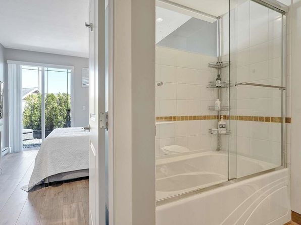 2 bedroom rental in Surrey — photo 14