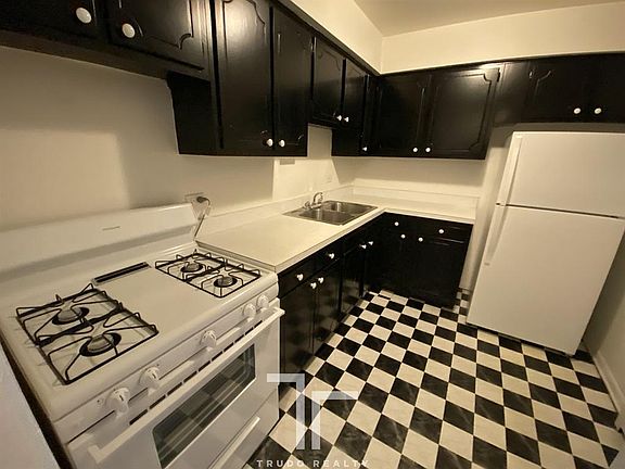 2nd image of 516 W Melrose St #400