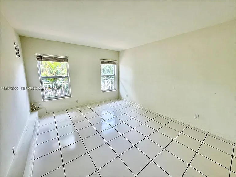 2352 NE 9th St #B — Photo 11