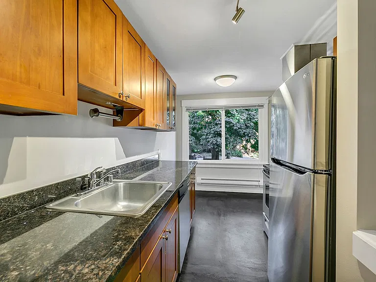 Amazing 4bed/2bath Duplex Close to Seattle University! — Photo 3