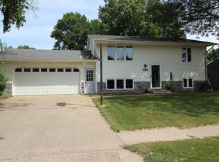 208 E Marialane Dr, Brandon, SD 57005