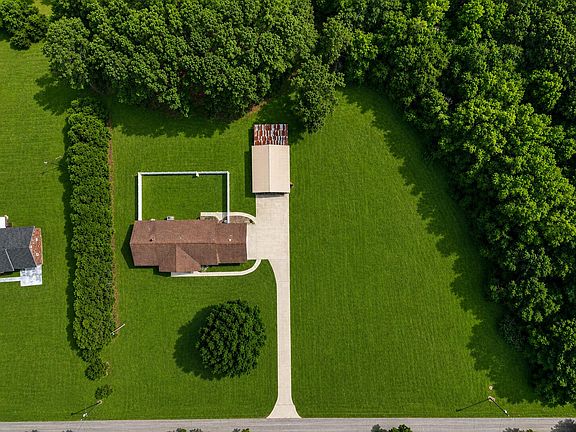 3rd image of 451 Kelton Rd