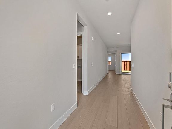 5th image of 4252 Meadow Crest Dr