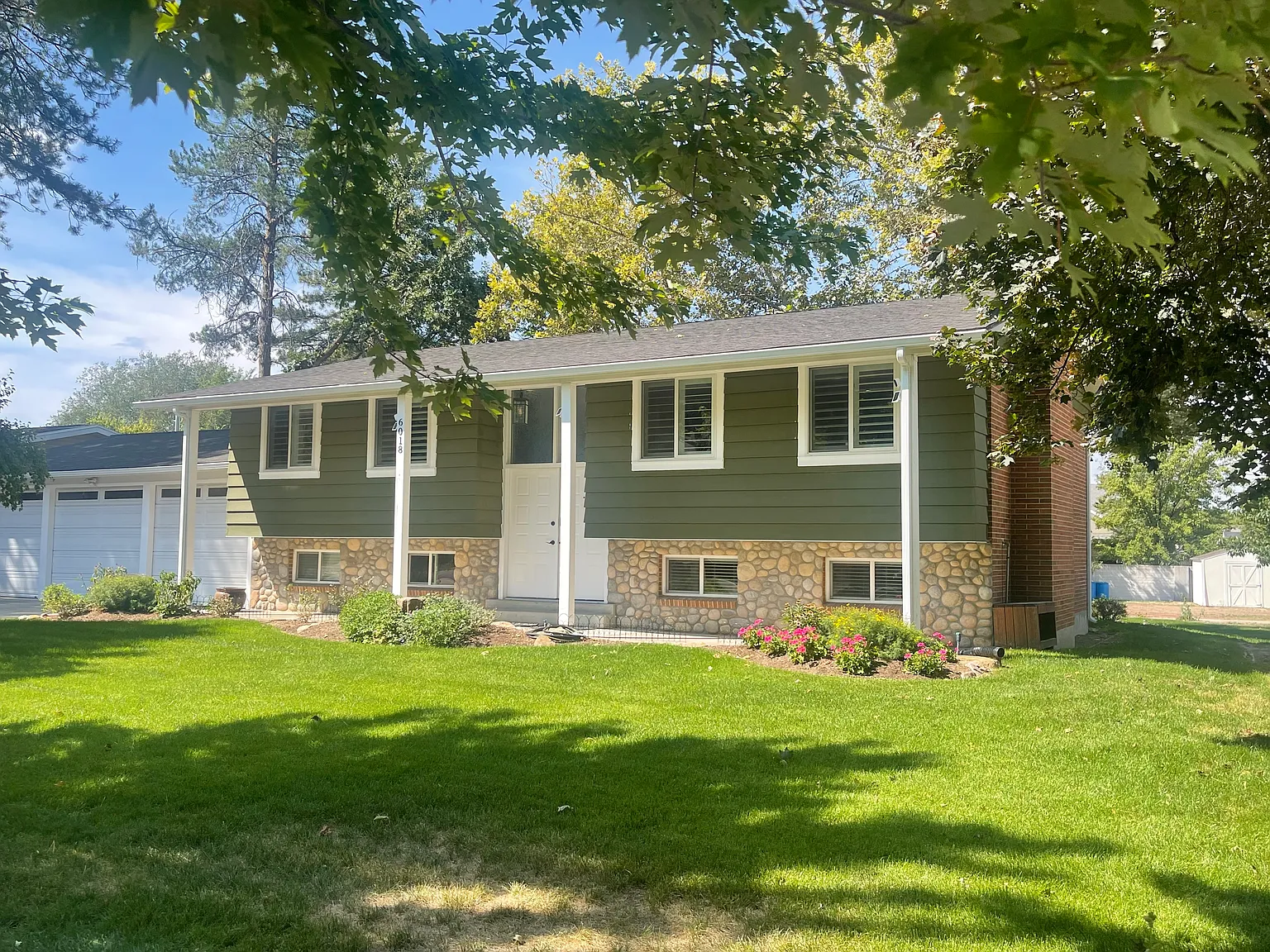 2 bed, 1092 sqft, $2,100 — Photo 1