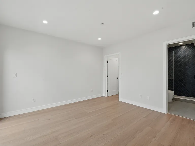 8236 1/2 Blackburn Ave — Photo 15