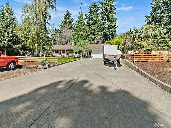 Plenty of parking space in driveway~also plenty of off street parking to the left