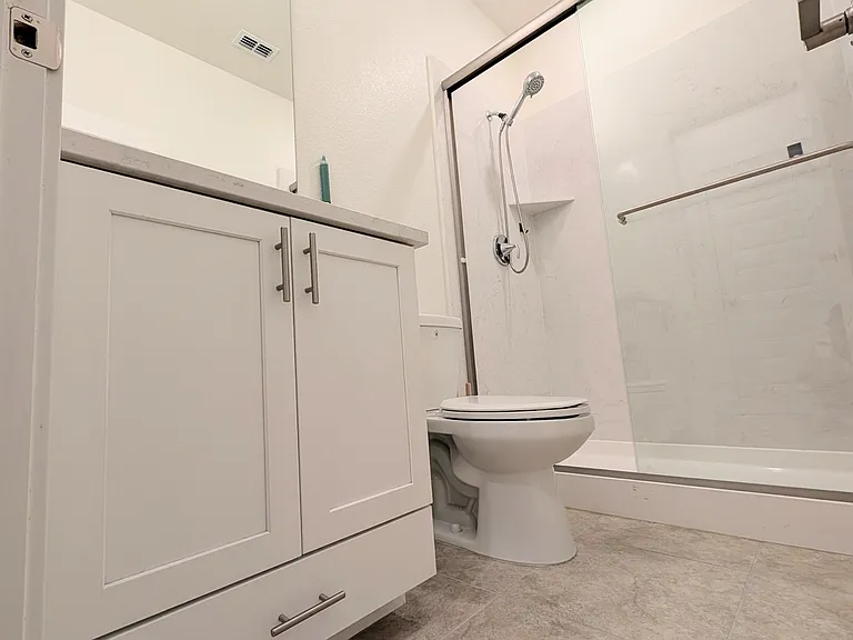 Spa-inspired bathroom for your relaxation. Recently upgraded with a high-pressure shower head featuring a built-in power wash function. Featured with smart ventilation fan and hairdryer holder.