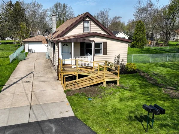 6684 Wellington Dr, Derby, NY 14047