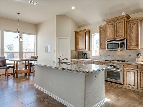 3rd image of 3100 Lakemont Dr