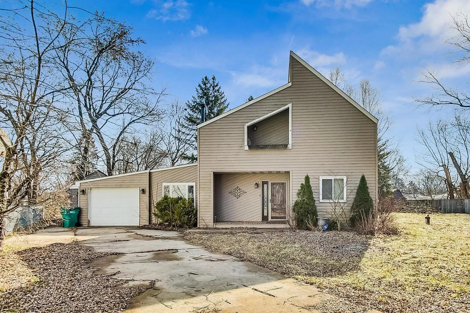 38369 N Manor Ave photo 1