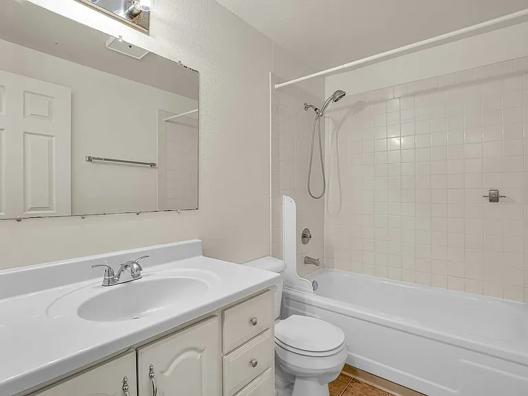 Riverview Apartments — Photo 26