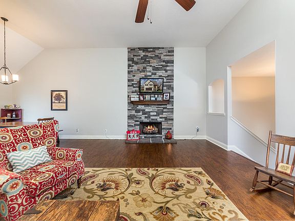 4th image of 425 Leslie Wood Dr