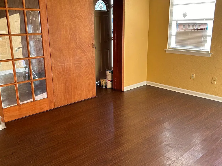 921 E Krueger Ln — Photo 3