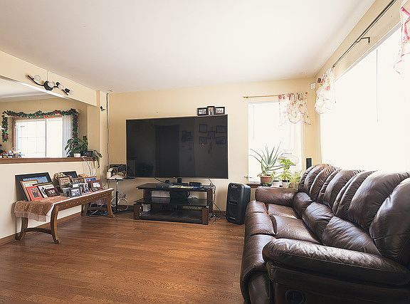 4th image of 39660 N Warren Ln