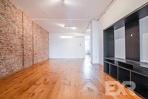 Rented by EXR | media 10