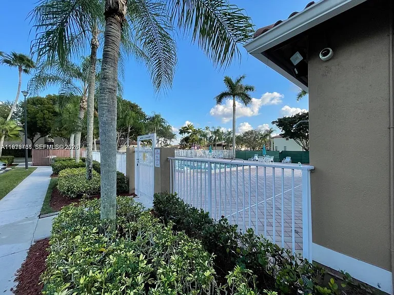16309 Emerald Cove Rd #16309 — Photo 38