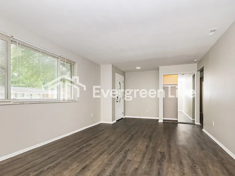 733 Chandler Dr — Photo 3