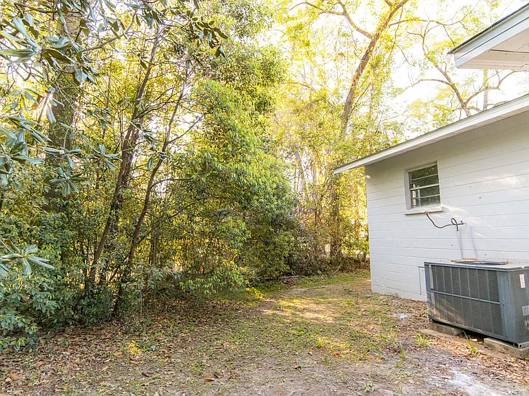 1343 Charlotte St — Photo 20