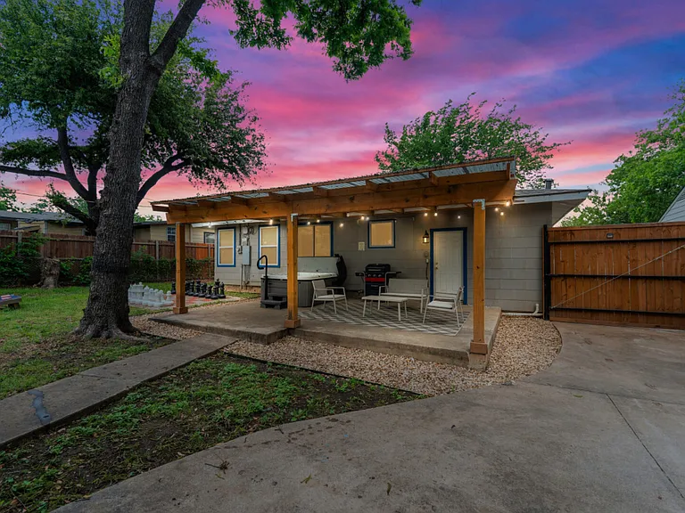 Circle Dr — Photo 2