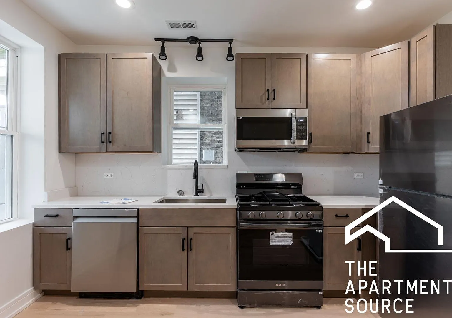 Chic 3 Bed Condo in Chicago | 1 Bath | $2950/mo | Avail 8/29 — Photo 2