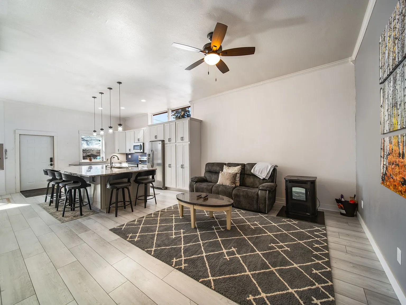 2 bed, 1.0 bath, 1080 sqft, $2,300 — Photo 3