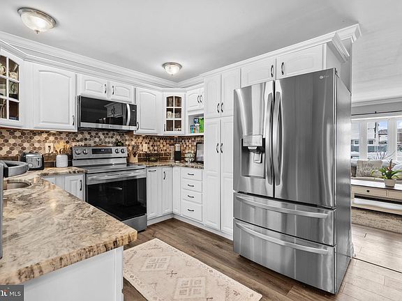 4th image of 9 Honey Locust Rd