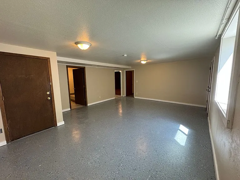 232 Hastings Ave — Photo 4