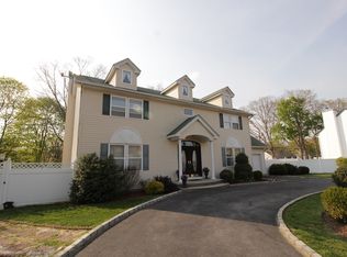 12 Jaqueline Ct, Copiague, NY 11726