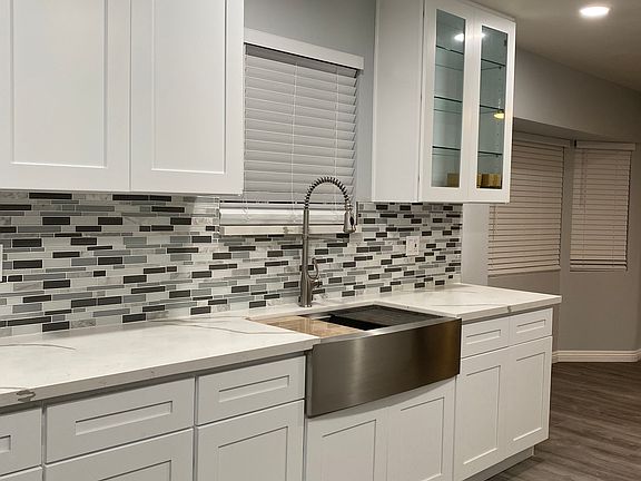 5th image of 10534 Roseton Ave #1