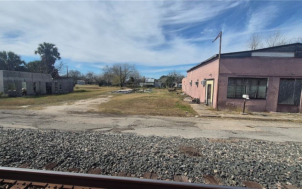 1st image of 220 Palmetto St
