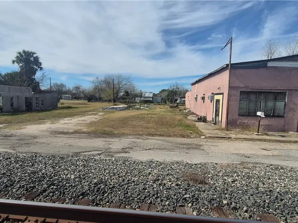 220 Palmetto St, Refugio, TX 78377