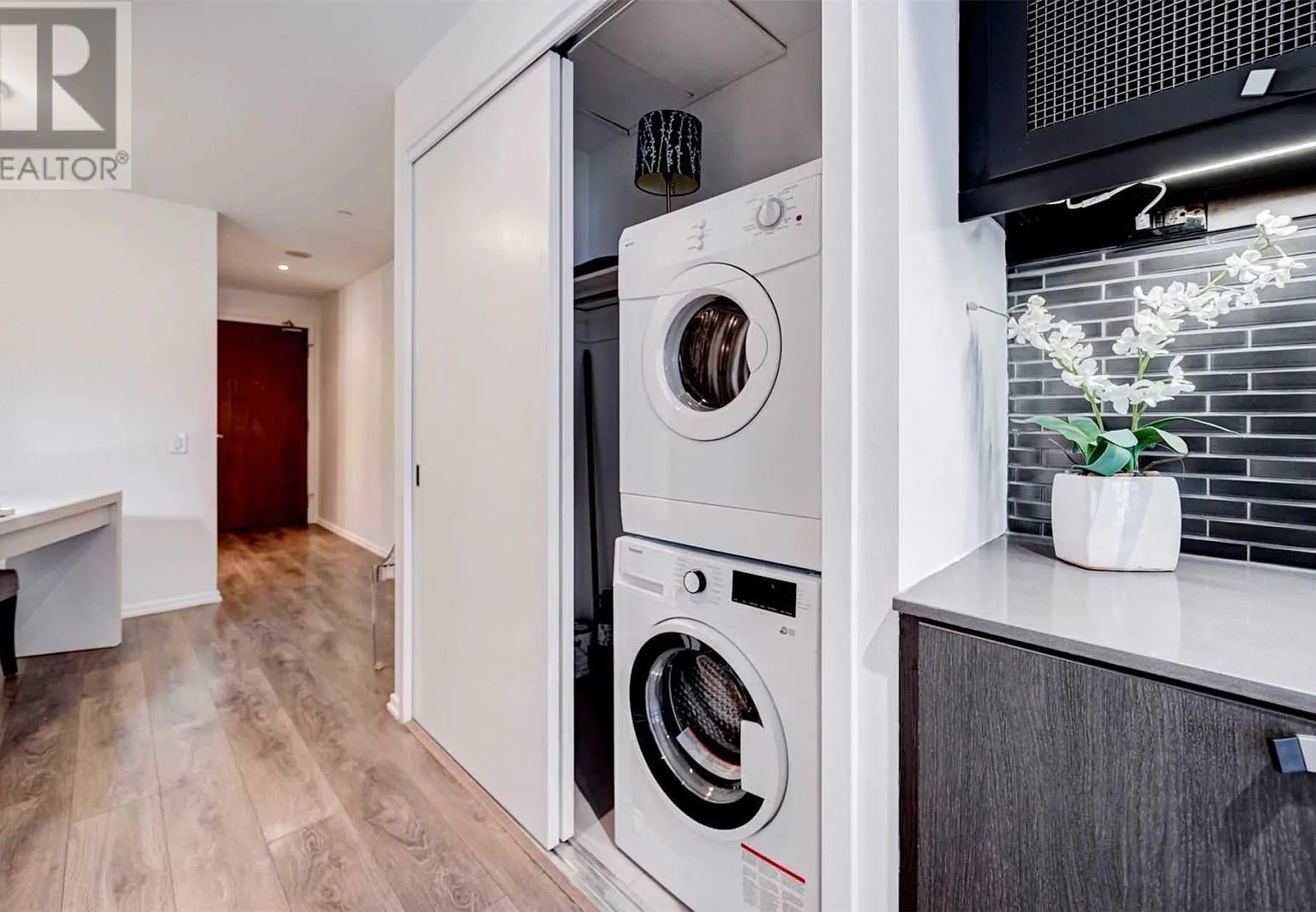 1 bed, 580 sqft, $2,350 — Photo 2