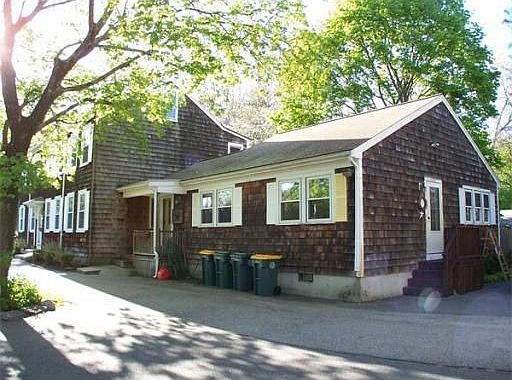 4th image of 729 Washington St